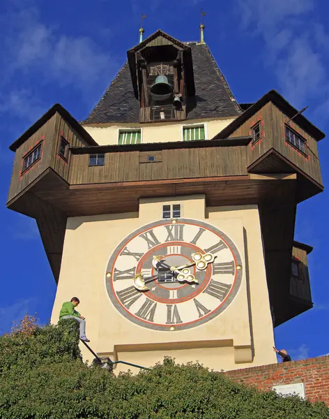 Kerl sitzt fast im Uhrturm in Graz, Österreich — Stockfoto