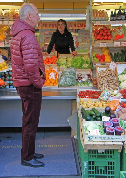 El hombre va a comprar algo en la tienda de verduras —  Fotos de Stock