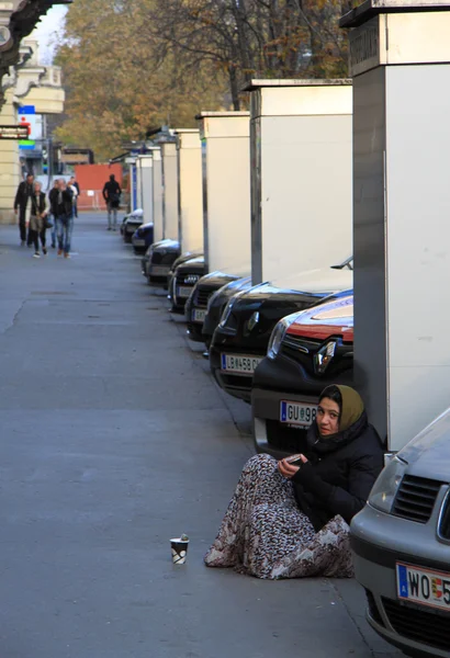 Mujer está mendigando al aire libre en Graz, Austria —  Fotos de Stock