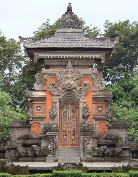 Miniatura de templo hinduista en parque Taman mini Indonesia — Foto de Stock