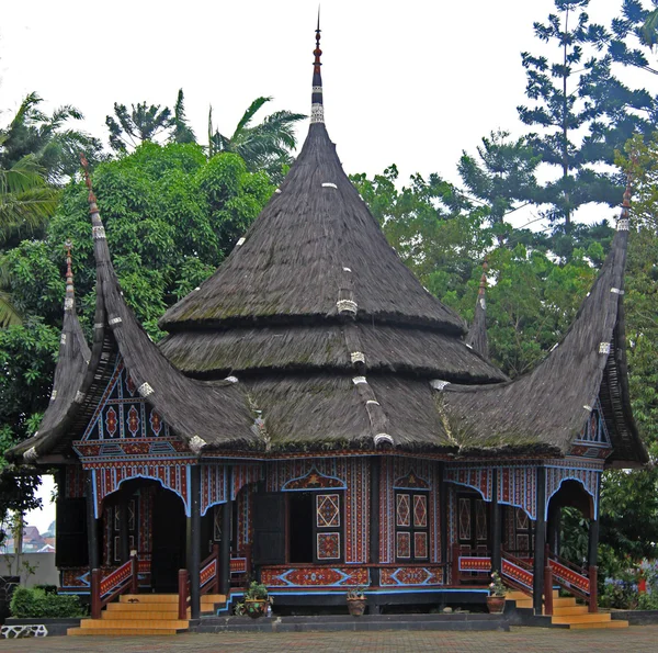 Typowe domy niektórych plemion w parku Taman mini Indonesia — Zdjęcie stockowe