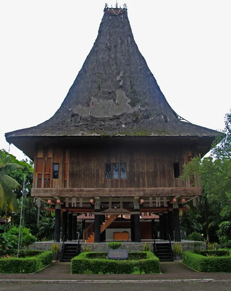 Typische häuser einiger stämme im park taman mini indonesien — Stockfoto