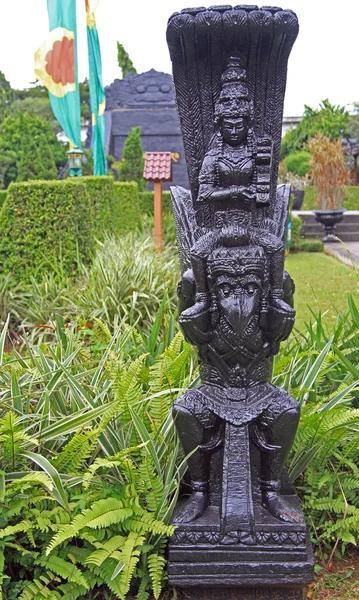 Estátua de deus indiano em garuda — Fotografia de Stock