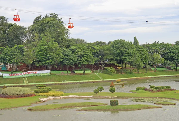 Meer met miniaturen van Indonesische eilanden in park Taman Mini — Stockfoto