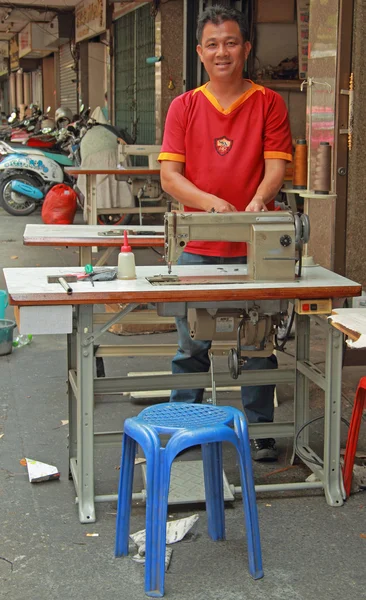 Ember a rögzítését egy varrógép szabadtéri, Bangkok, Thaiföld — Stock Fotó