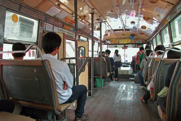 La gente está montando en autobús, Bangkok, Tailandia — Foto de Stock