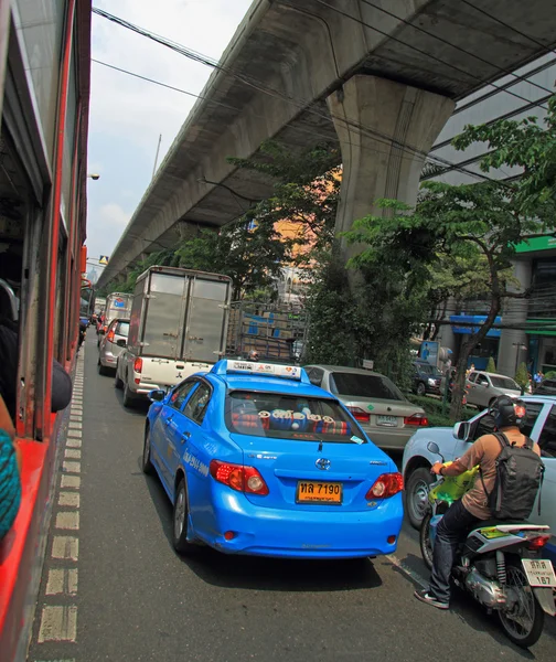 Idą ludzie w samochody, autobusy i na motocyklach, Bangkok, Tajlandia — Zdjęcie stockowe