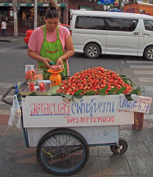 Mujer vende fresas al aire libre en Bangkok, Tailandia — Foto de Stock