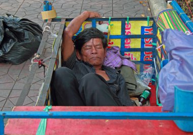 adam trailor vücutta uyuyor