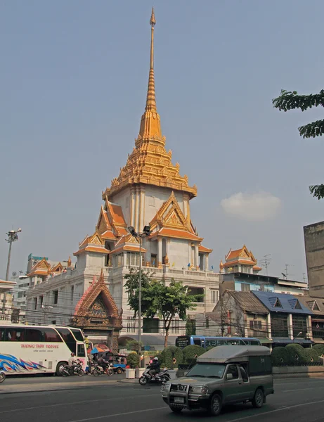 People are riding nearly one of temples in Bangkok — Stock Photo, Image