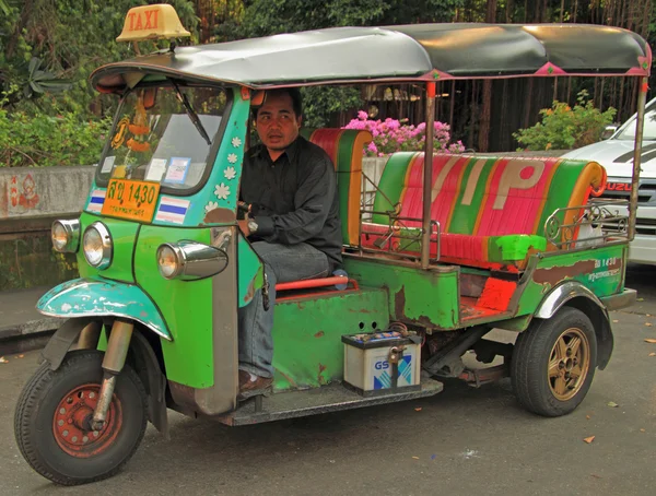 Homem está dirigindo tuk-tuk em Bangkok, Tailândia — Fotografia de Stock