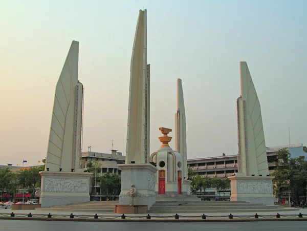 Monumento à democracia na capital da Tailândia — Fotografia de Stock