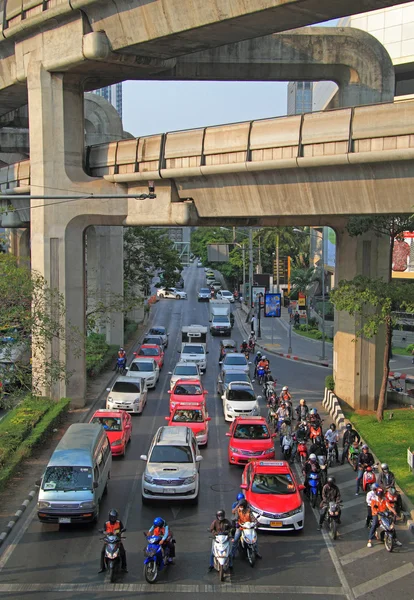 Az emberek az autók, autóbuszok és motorkerékpárok mozgó, Bangkok, Thaiföld — Stock Fotó
