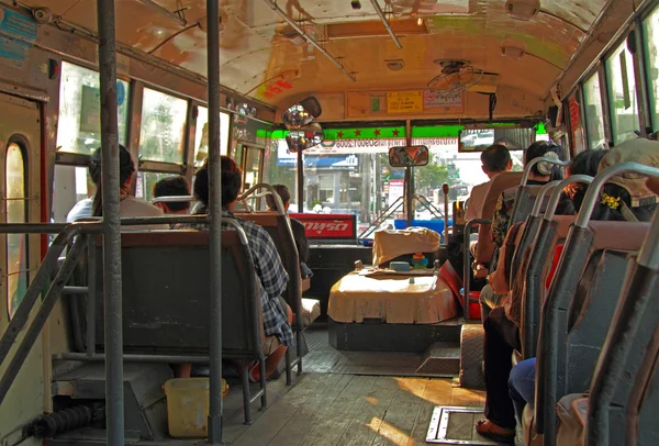 Ludzie jadą autobusem, Bangkok, Tajlandia — Zdjęcie stockowe