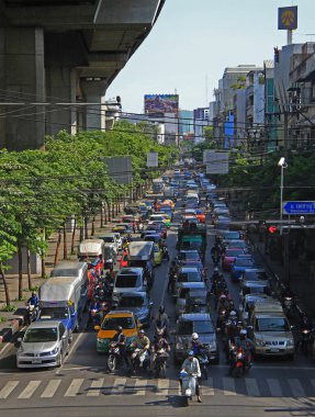 arabalar, otobüsler ve motosiklet üzerinde hareket ediyor, Bangkok, Tayland