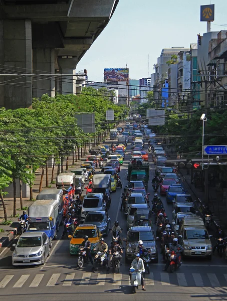 Pessoas em carros, ônibus e em motos estão se movendo, Bangkok, Tailândia — Fotografia de Stock