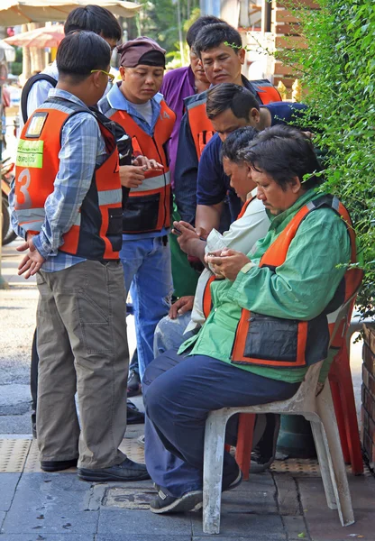 Lavoratori dei servizi si prendono un minuto di riposo — Foto Stock