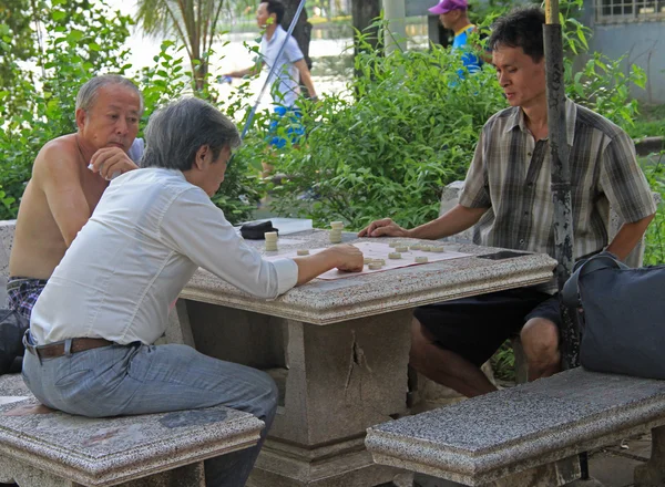 Menschen spielen Brettspiel in Bangkok, Thailand — Stockfoto