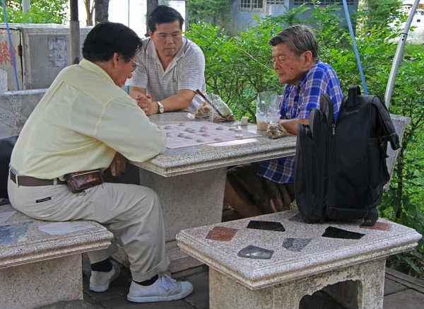Insanlar, Bangkok, Tayland için masa oyunu oynuyorlar — Stok fotoğraf