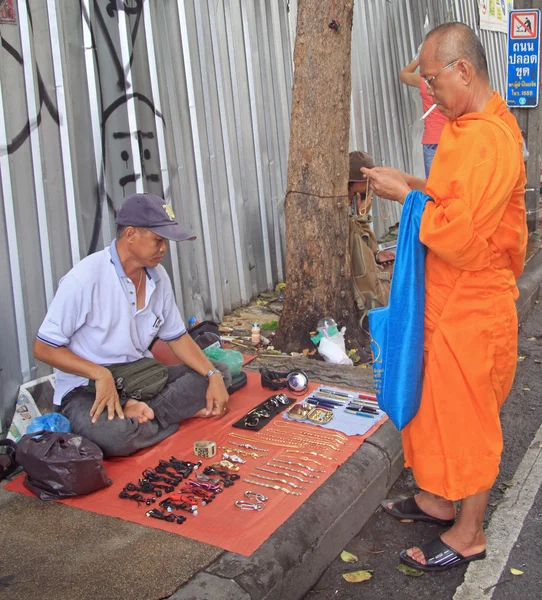 Adam farklı aksesuarlar Bangkok, Tayland açık satış — Stok fotoğraf