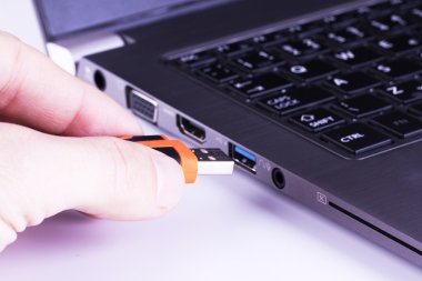 Dizüstü bilgisayar Usb yuvası bulunan portakal birden parlamak yuvarlak yüzey 