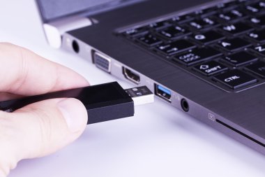 Dizüstü bilgisayar Usb yuvası bulunan siyah birden parlamak yuvarlak yüzey 