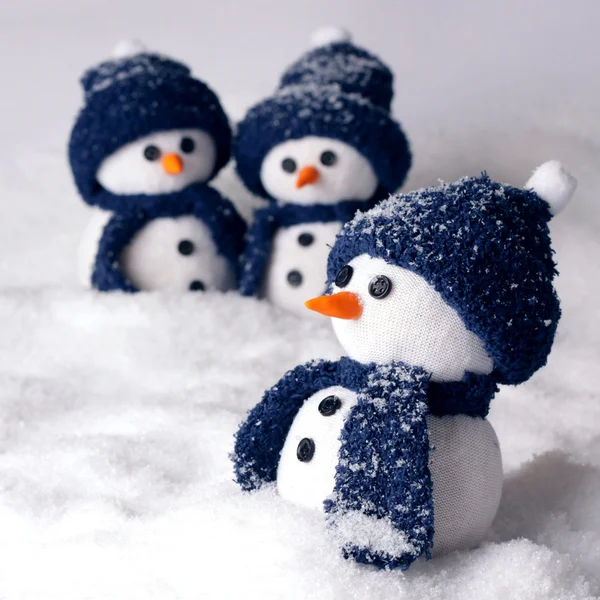 Foto de três boneco de neve feito à mão na cor azul Fotos De Bancos De Imagens Sem Royalties