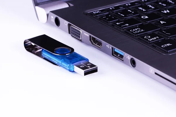Disco flash azul e laptop com slot USB Fotos De Bancos De Imagens