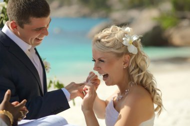 Çift trop düğün kayıt töreni sırasında yüzük alışverişi