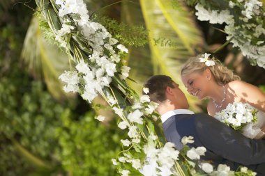 Seremon sırasında gülümseyen güzel, muhteşem, genç düğün çift