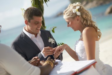 Çift trop düğün kayıt töreni sırasında yüzük alışverişi