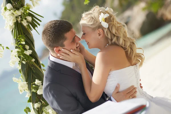 Para całuje podczas ceremonii ślubnej rejestru na tropikalnej Isla — Zdjęcie stockowe