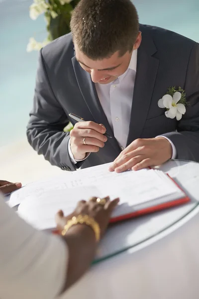 Gorgerous düğün çift evlilik ce imzalarını koyarak — Stok fotoğraf