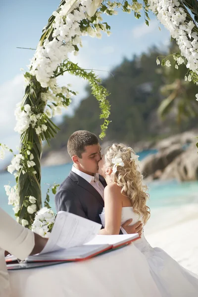 Casal lindo e lindo durante a cerimônia na praia . — Fotografia de Stock