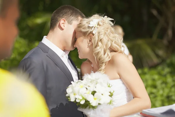 Sahilde tören sırasında güzel, muhteşem düğün çift.