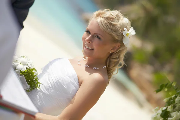 Krásná mladá nevěsty v průběhu tropického svatebního obřadu — Stock fotografie