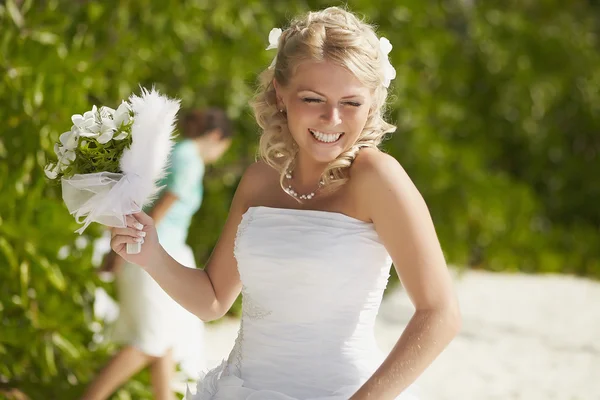 Trudna Panna Młoda chodzenie do ceremonii ślubnej na plaży z bo — Zdjęcie stockowe
