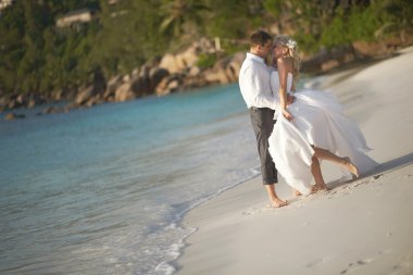 Güzel genç çift gün batımında öpüşme, b yalınayak ayakta