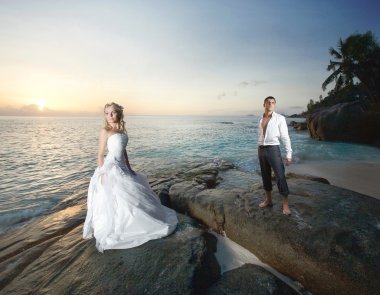 Güzel genç çift gün batımında poz, ro yalınayak ayakta