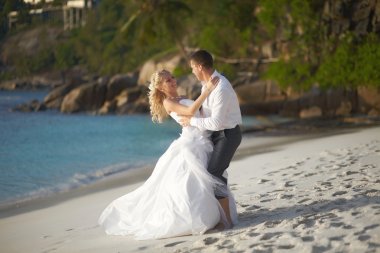 Günbatımı, çıplak ayakla beac üzerinde yürüyüş zevk güzel genç Çift