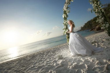 Gülümseyerek, sırasında güneşler düğün kemer altında duran güzel gelin