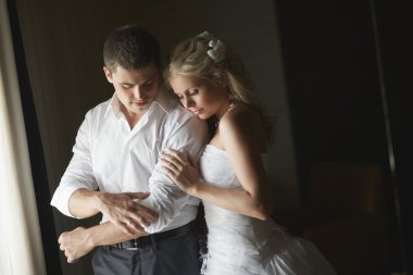 Güzel genç çift ile duygusal kucaklama öpüşme.