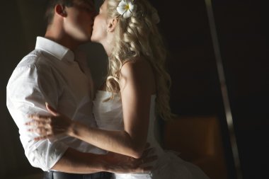 Güzel genç çift ile duygusal kucaklama öpüşme.