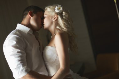 Güzel genç çift ile duygusal kucaklama öpüşme.