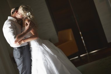 Güzel genç çift ile duygusal kucaklama öpüşme.