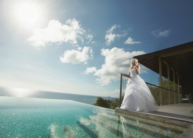 Güzel genç çift ayakta havuzu düğünden önce yakın.