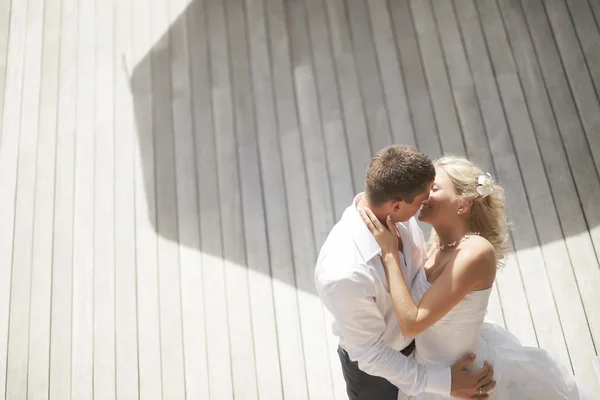 Adorável, lindo casal beijando perto da área da piscina após o casamento — Fotografia de Stock