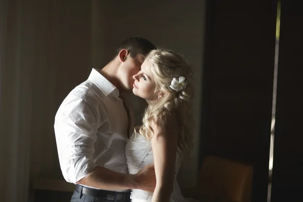 Bela jovem casal beijando com abraço emocional . — Fotografia de Stock