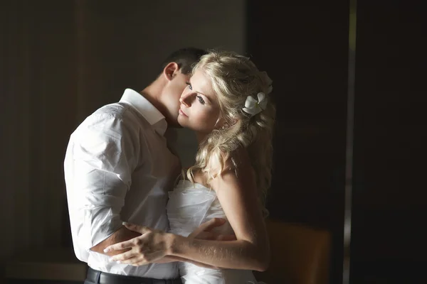 Schönes junges Paar küsst sich mit emotionaler Umarmung. — Stockfoto
