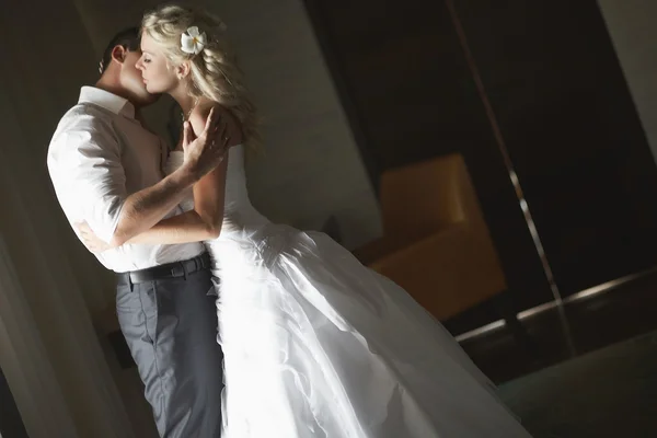 Vackra unga paret kyssas med känslomässiga omfamning. — Stockfoto